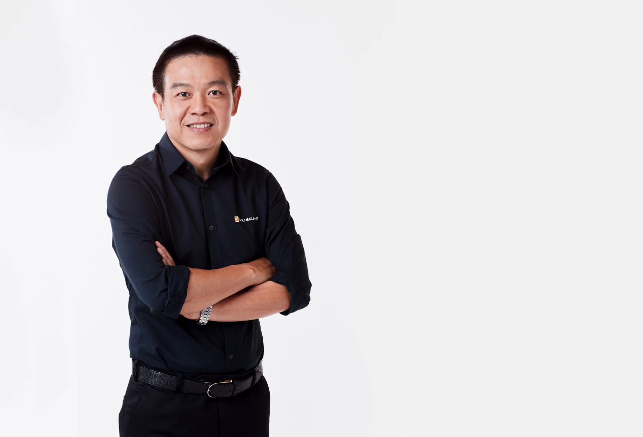 01 คุณวู้ดดี้ ธนพล ศิริธนชัย ประธานอำนวยการ scaled