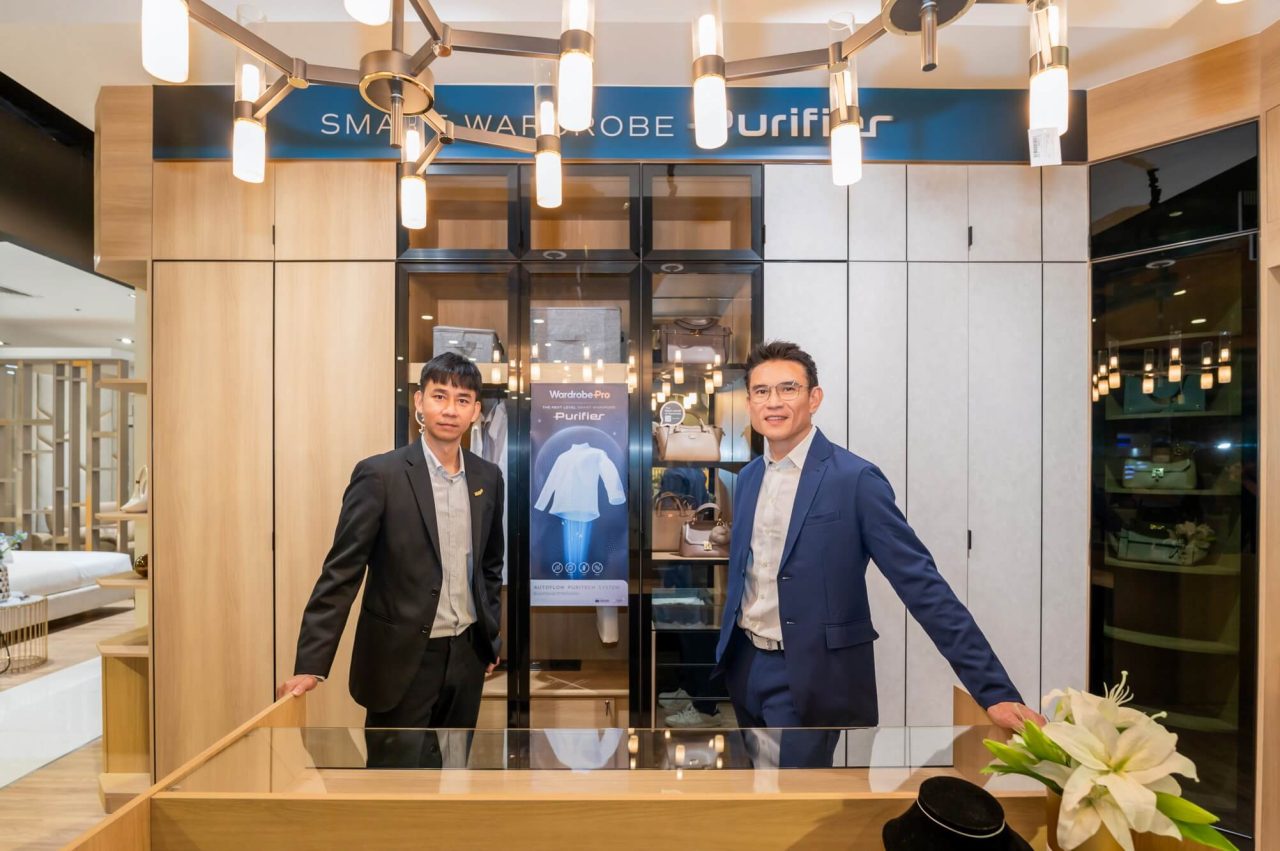 คุณพรพิพัฒน์ อยู่สาและคุณพิเดช ชวาลดิฐ