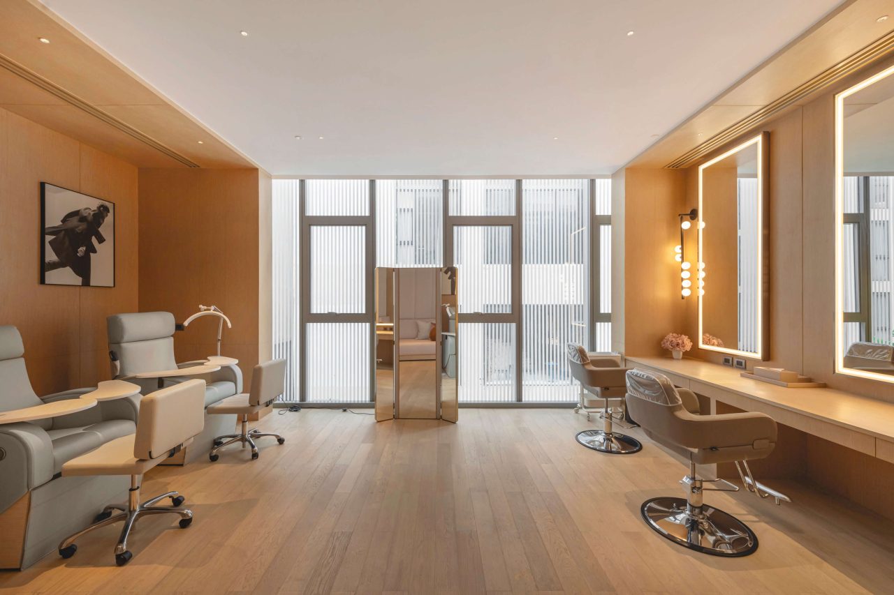 Salon Dressing Room