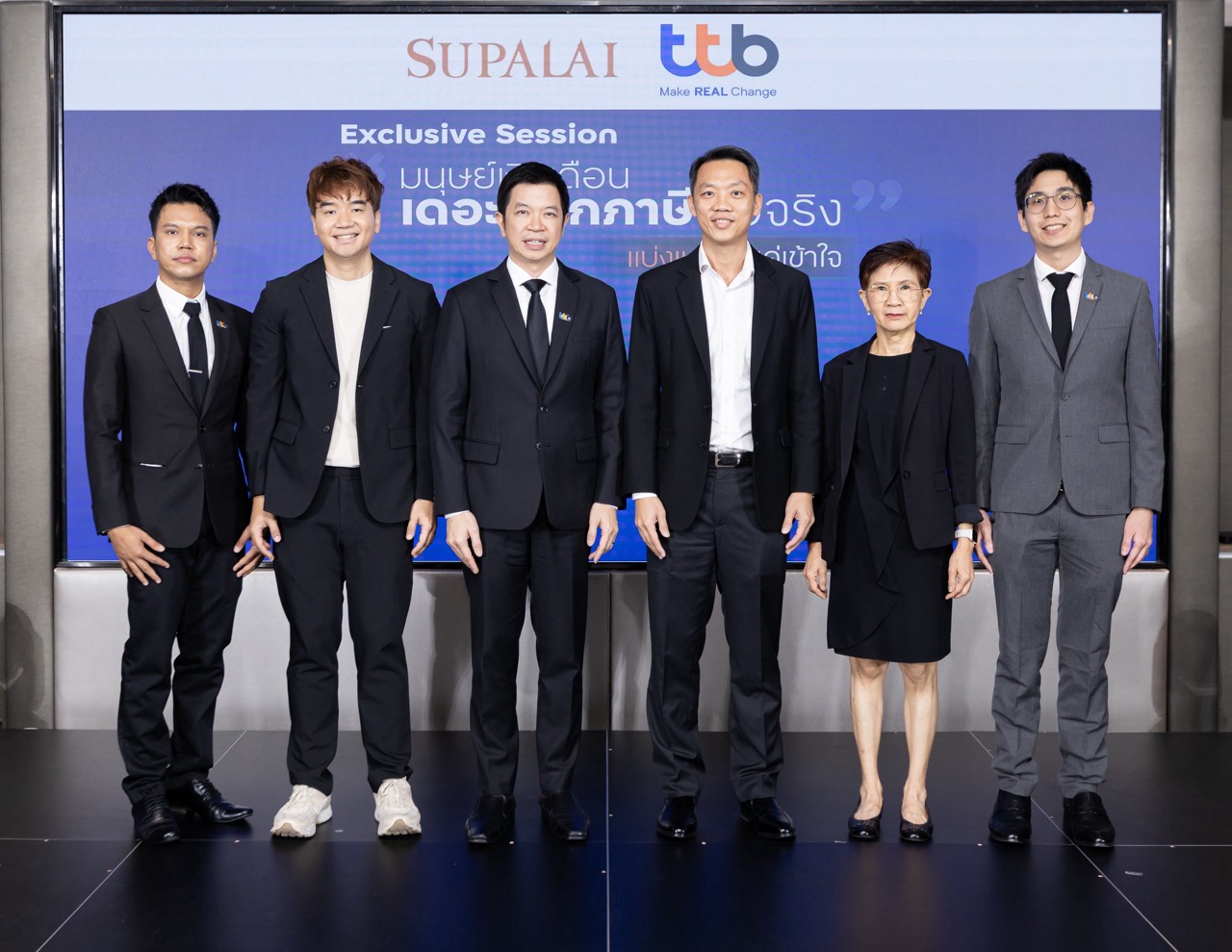 ภาพหมู่ผู้บริหารและวิทยากรในงานสัมมนาขนาดใหญ่