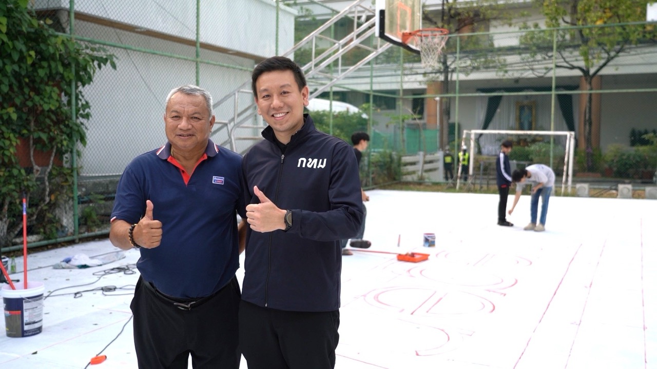 ซ้าย นายสนธยา คุ้มครอง เบเยอร์ ขวา นายศานน ขนาดใหญ่