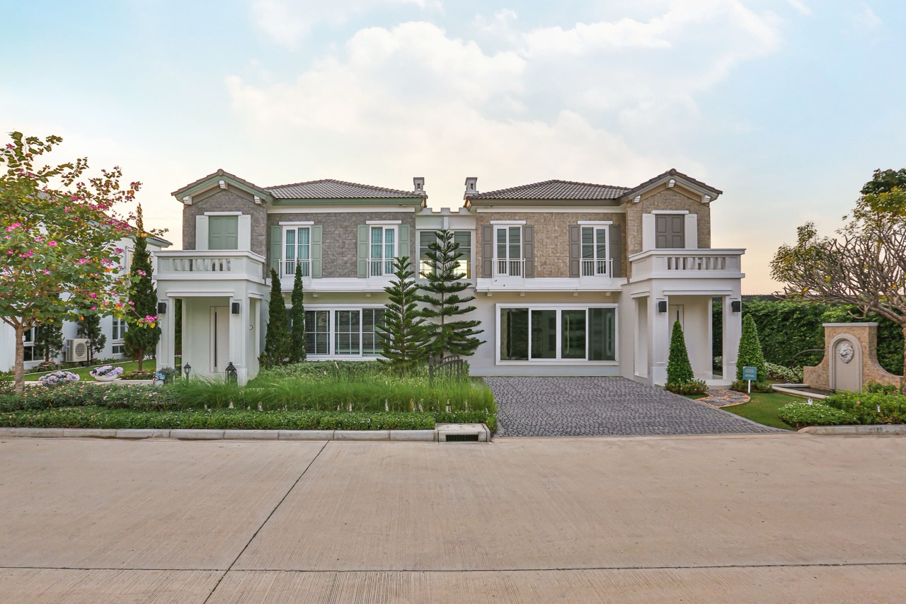 anya Westgate PR ขนาดใหญ่