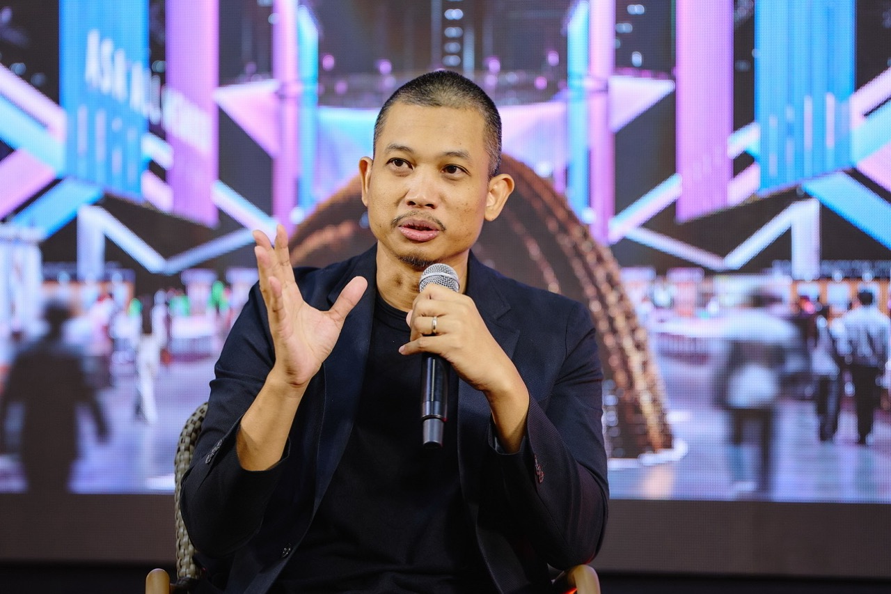 จาตุรนต์ กิ่งมิ่งแฮ ประธานจัดงาน () ขนาดใหญ่