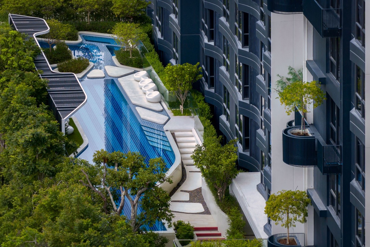 บลู สุขุมวิท blue Sukhumvit Grand Unity Pool Bird's Eyes View ขนาดใหญ่