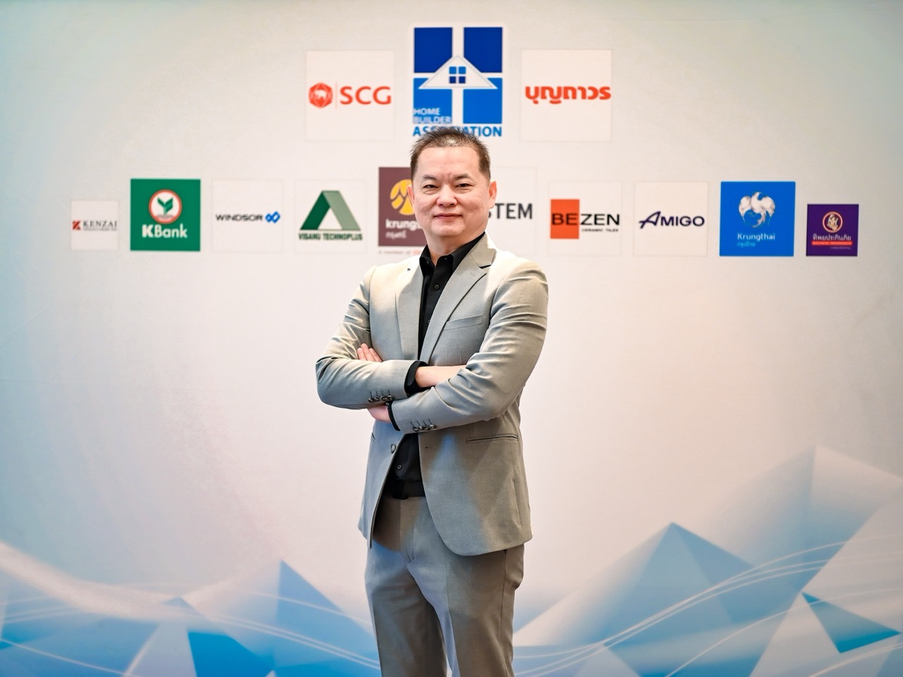นายอนันต์กร อมรวาที นายกสมาคมธุรกิจรับสร้างบ้าน() ขนาดใหญ่